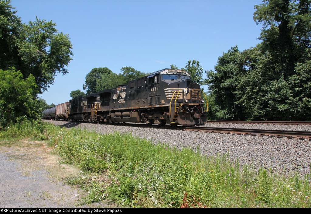 NS 4171 leads train 66X down the siding